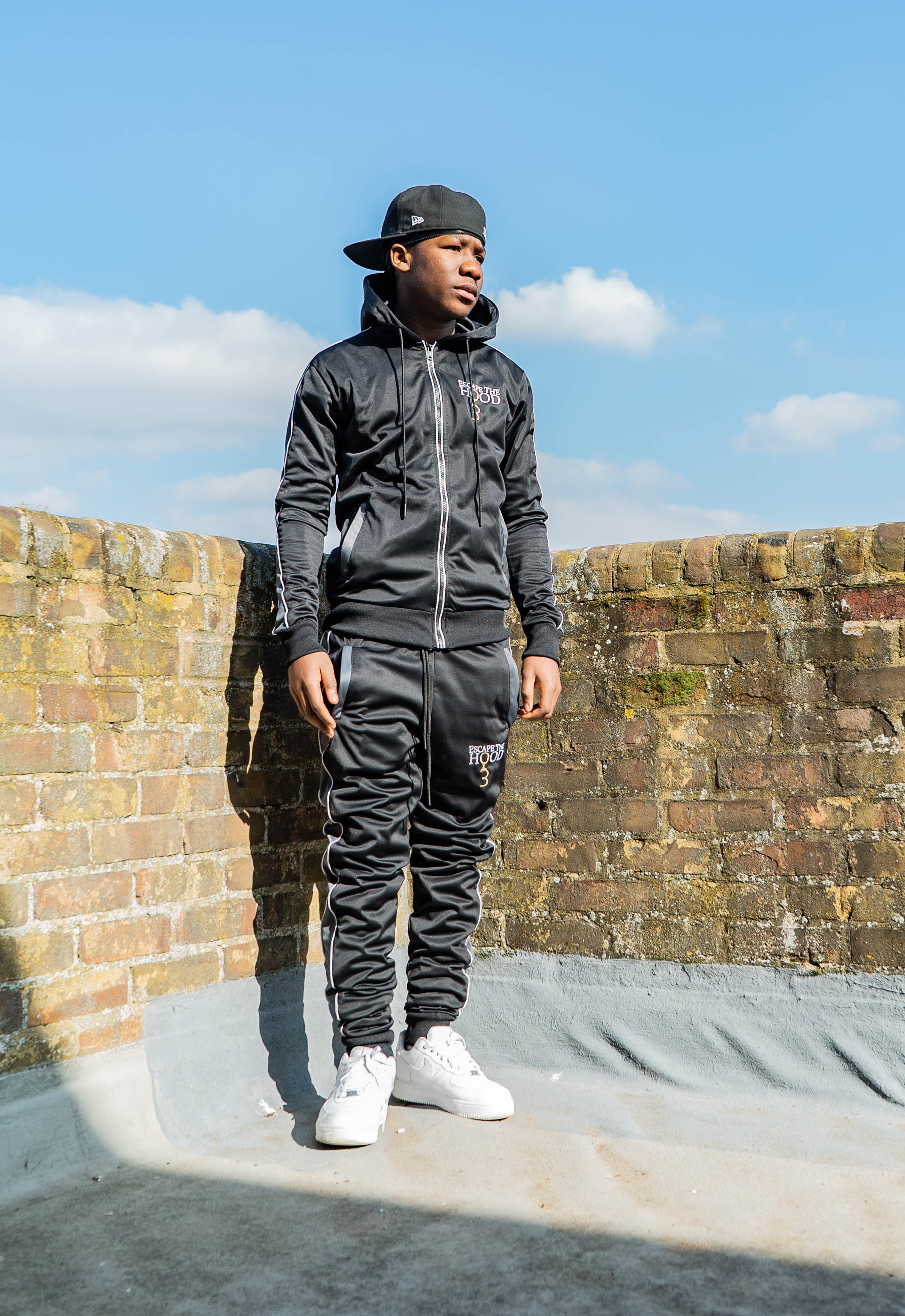 Tuta nera con pannelli