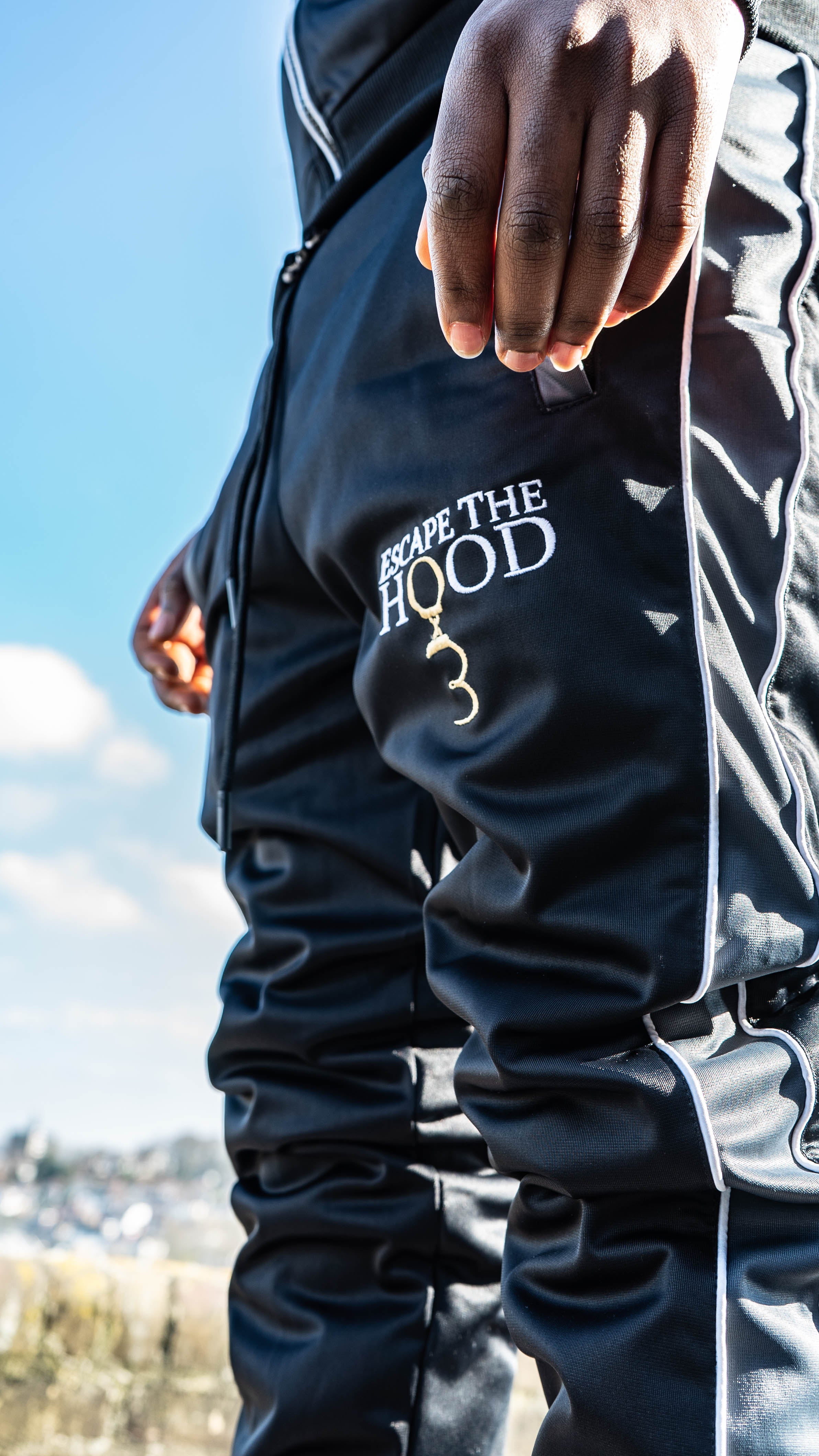 Tuta nera con pannelli