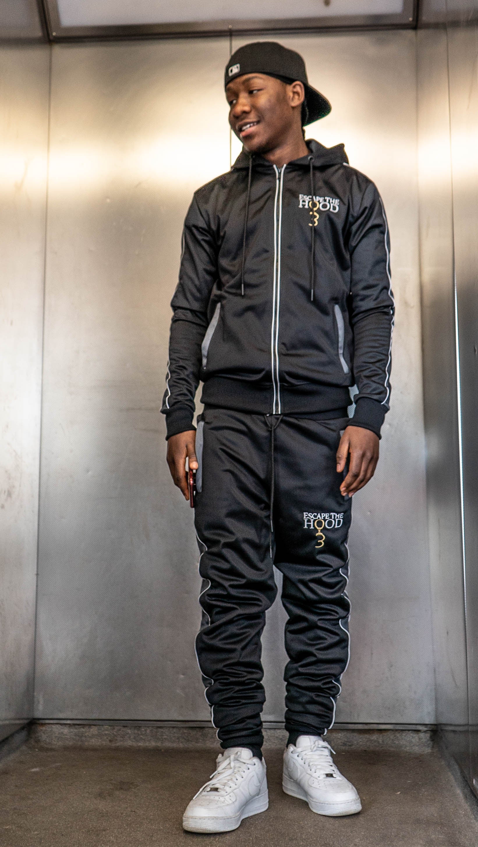 Tuta nera con pannelli