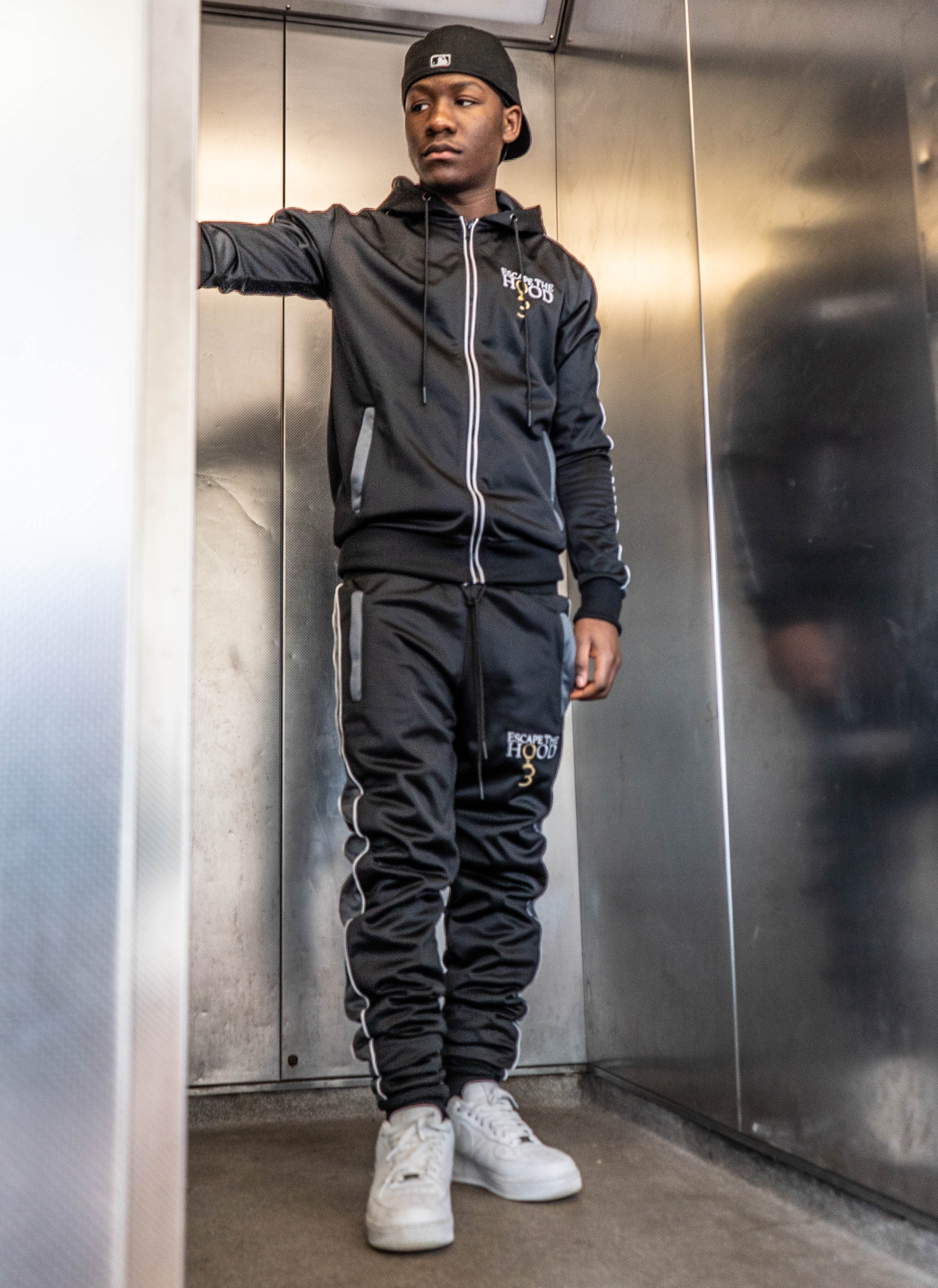 Tuta nera con pannelli