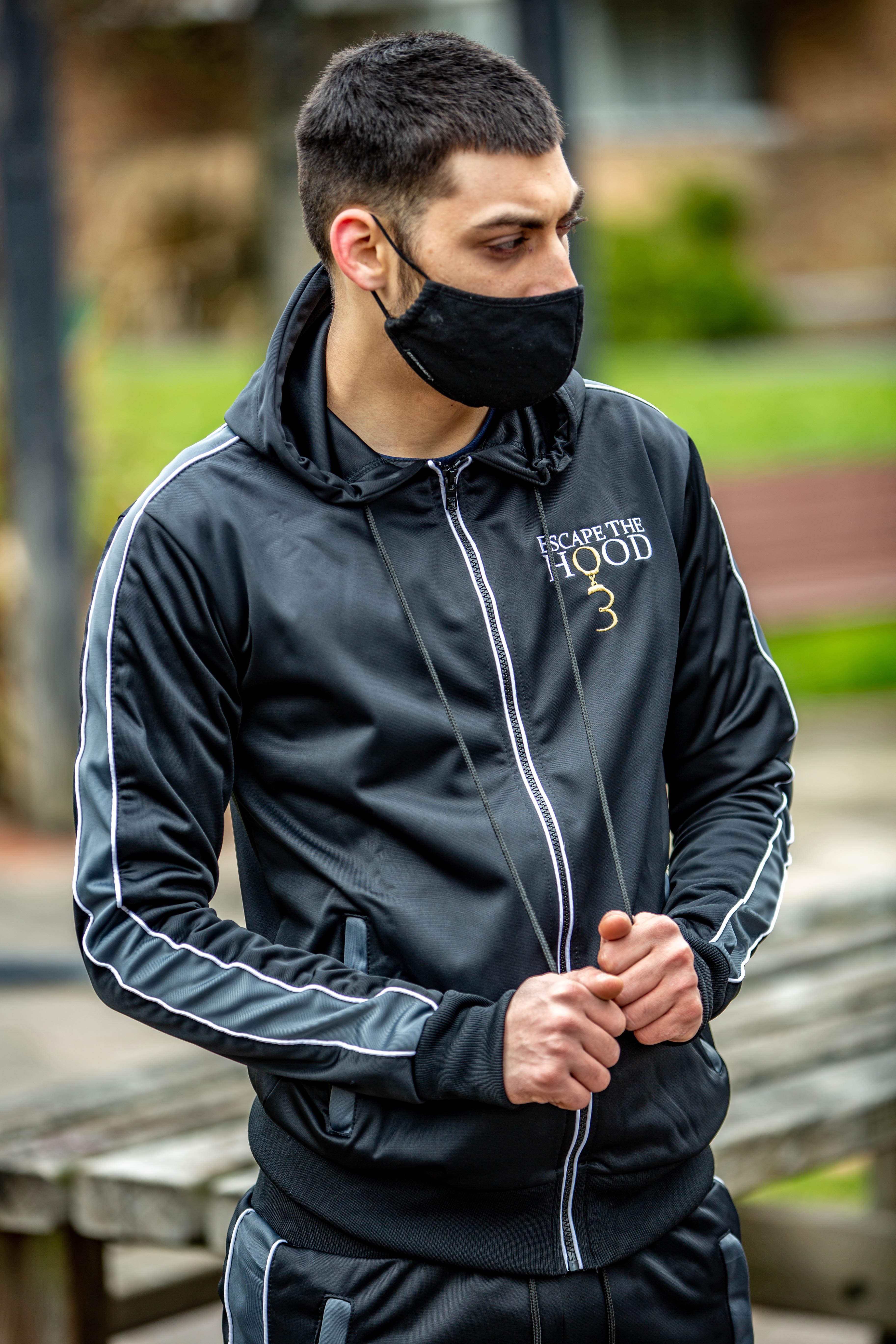 Tuta nera con pannelli