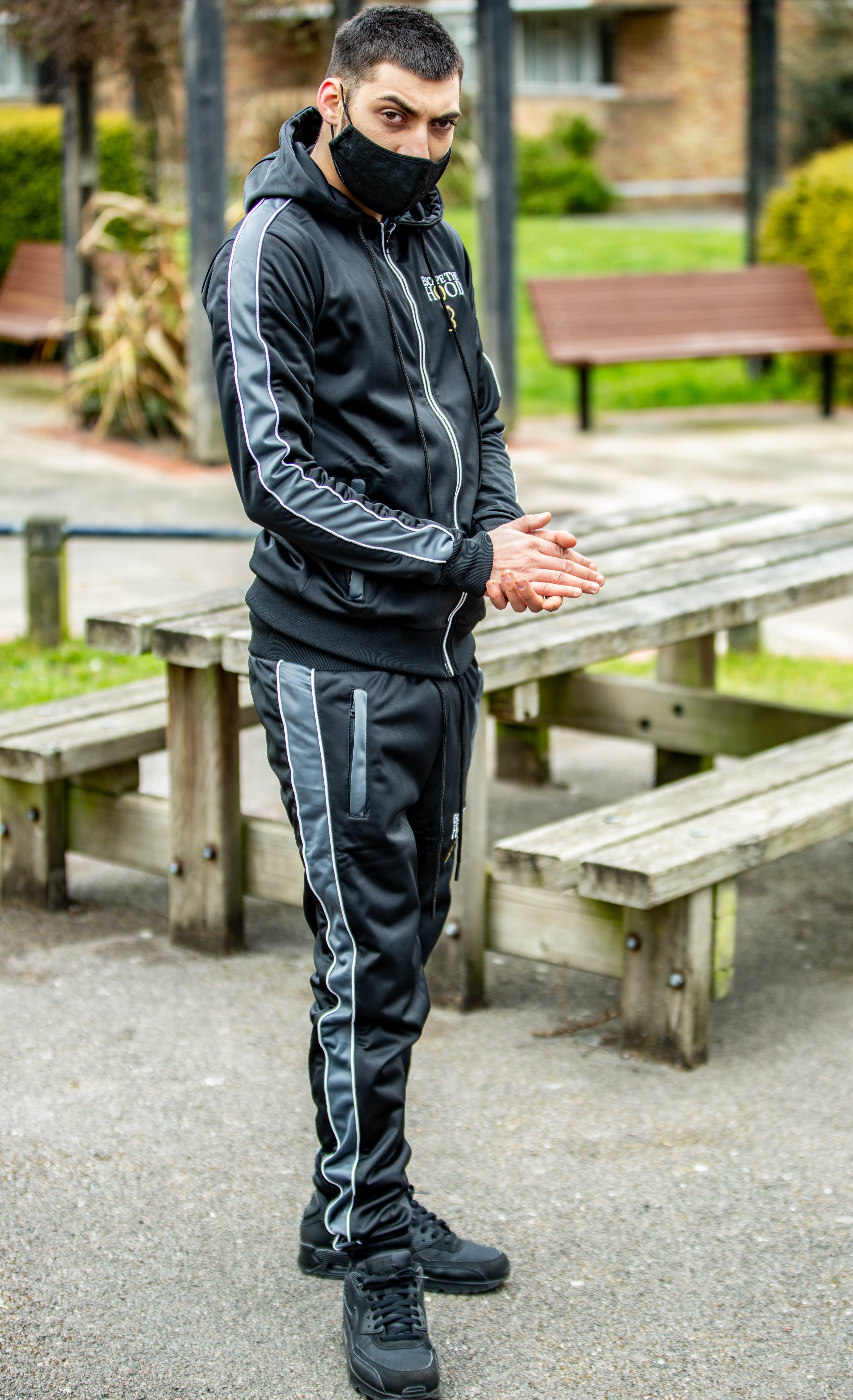 Tuta nera con pannelli